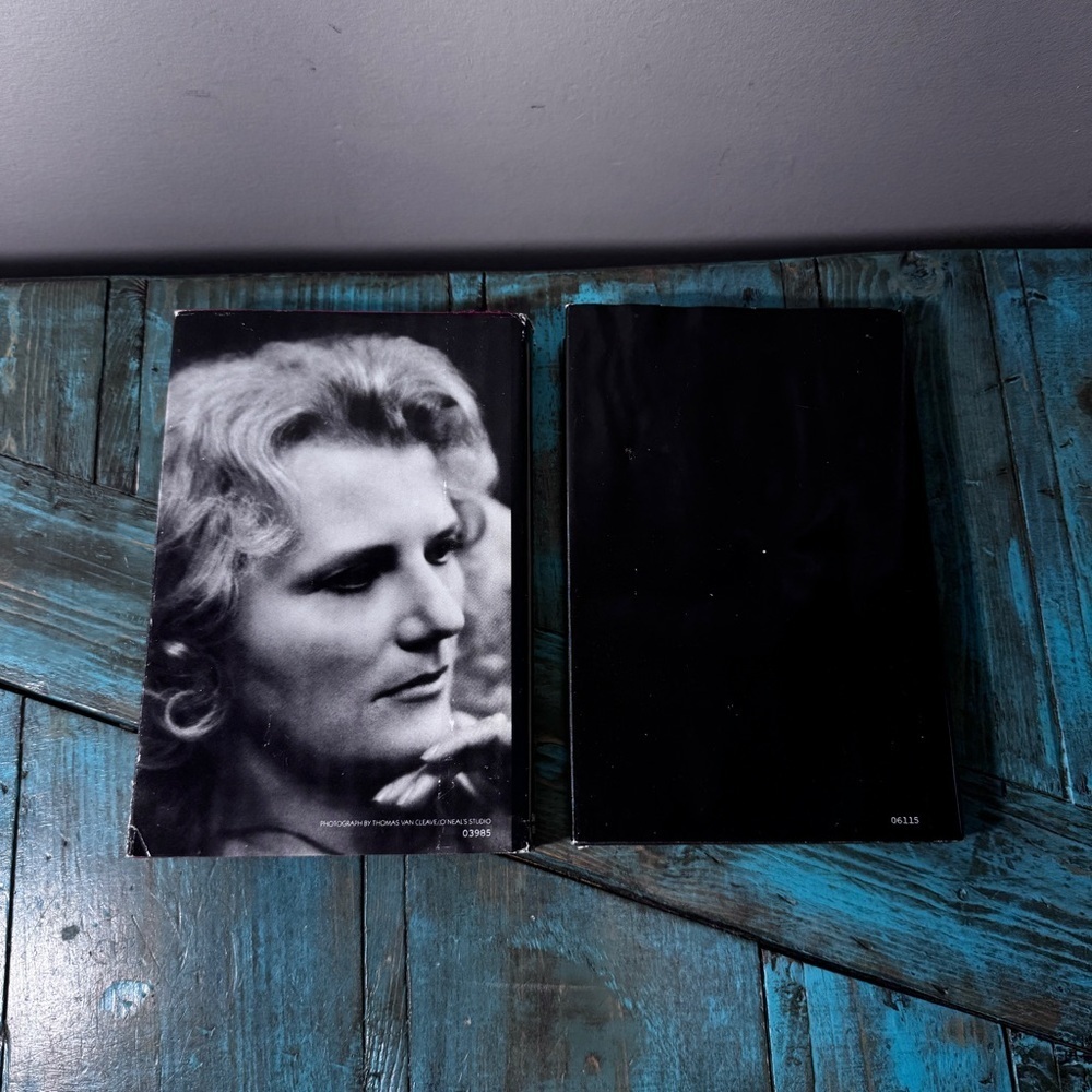 V.C. Andrews Petals on the Wind and If There Be Thorns Hardcover Books - Picture 3 of 7